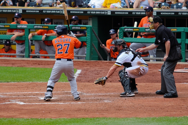 [크기변환]1920px-Jose_Altuve_at_bat