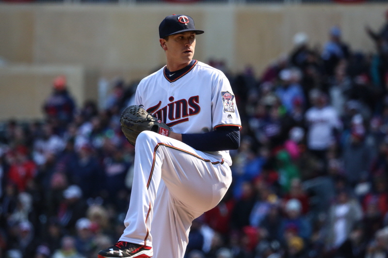 [크기변환]Kyle_Gibson_-_Minnesota_Twins_-_Opening_Day_vs_Seattle_Mariners_(41224235552)