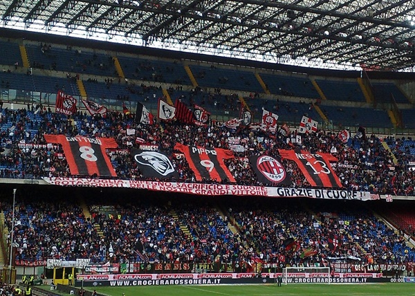 1024px-ACMilan_tifoseria